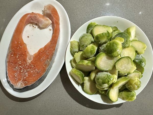 ●鮭魚沖洗過撒上鹽花及白胡椒粉（不在材料裡）；冷凍抱子甘藍是熟凍已殺青不用退冰，每顆切對半。