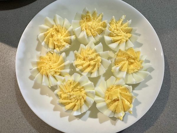 ●等待氣炸的時間，用來剝早餐的白煮蛋，如果有想要來點儀式感，可以幫白皮蛋刻花。

白煮蛋假掰切法可以參考
https://icook.tw/recipes/477222