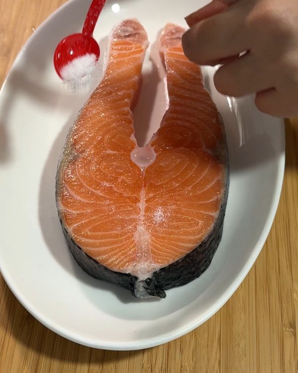 鮭魚片雙面均勻抹上薄鹽備用。