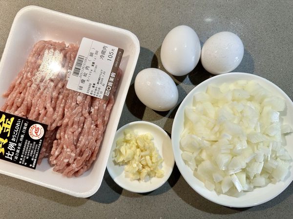 ●雞蛋洗淨。其餘材料做黃金肉末用