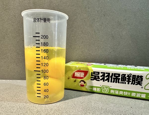 ●蒸蛋滑嫩秘訣1:
蛋跟水比例1 : 2做出的蒸蛋細緻好吃，每顆蛋的大小不一，可以請量杯幫忙，把蛋打進量杯裡，依蛋的總毫升數對上2倍的冷開水即是嫩蒸蛋黃金比例。
(若用餐人數多可用這等比加量即可)