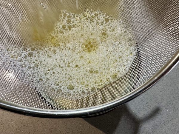 ●蒸蛋滑嫩秘訣2:
蛋液要過濾二次，濾完後濾網要沖洗掉濾網上殘留下的蛋蛋末渣，過濾的動作能讓蒸蛋吃起來更滑順無固體感。