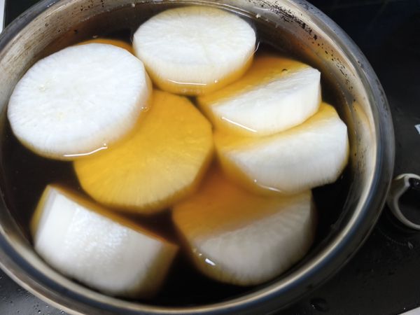 湯鍋倒入水、味醂和去皮切圈狀的白蘿蔔，用中小火煨煮10分鐘。