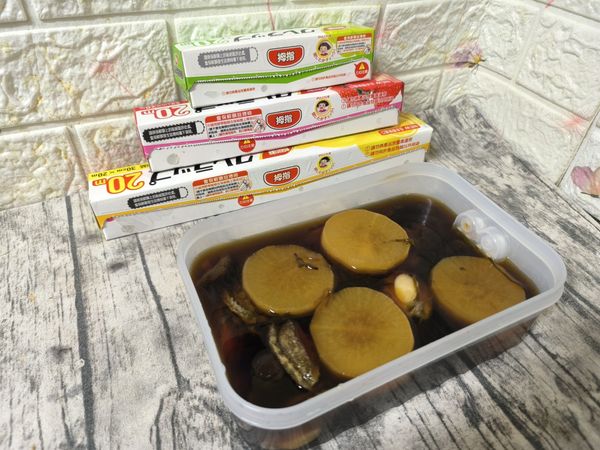關火後，讓熟凍鮑魚在鹵汁中，利用餘溫慢煮，然後蓋上湯鍋蓋燜至冷卻，再倒入容器中。