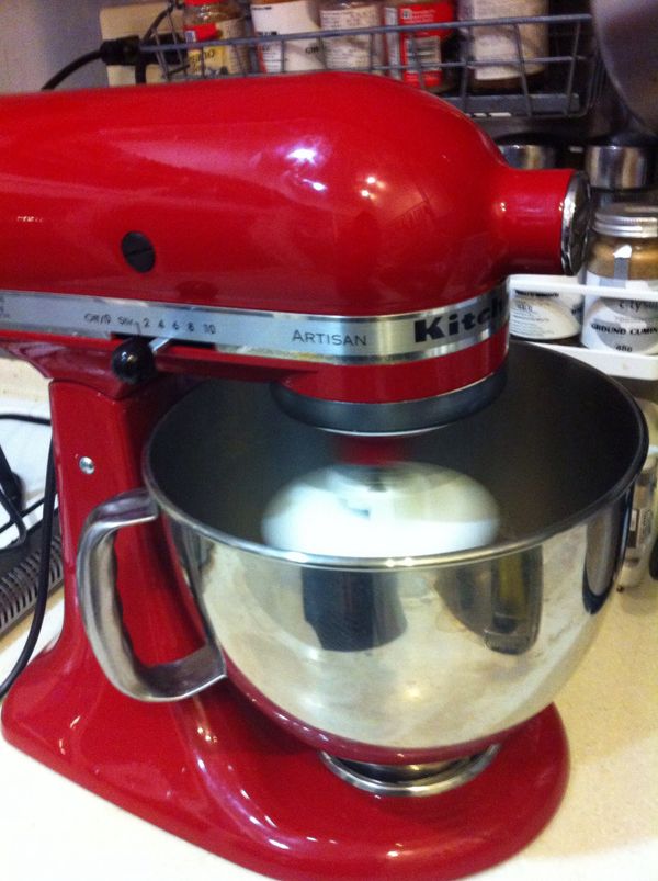 再將蜂蜜,沙拉油,溫水混合均勻倒入步驟1中用攪拌器打到麵團光滑,若沒有攪拌器用手混合均勻後開始用手指抓住麵粉的一端往碗底反覆摔打至麵團光滑