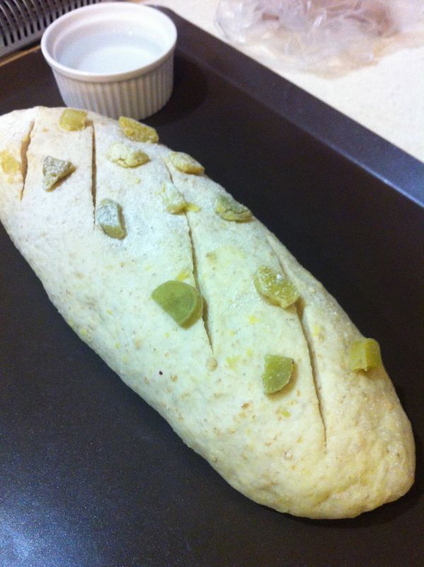 在烤模上塗上少許沙拉油把兩個麵糰結合面朝下放入烤模中放在溫暖處發酵時間約35到40分鐘麵團發酵大約會變大1.5倍就完成第二次發酵,在兩個麵團表面刷些水粘附少許地瓜塊裝飾