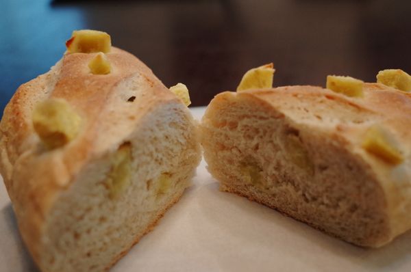 將麵團和裝有熱水的小烤盤(產生蒸汽可以讓麵包表面產生脆皮)一起送入預熱190度的烤箱中烤約25分鐘烤到麵包呈金黃色