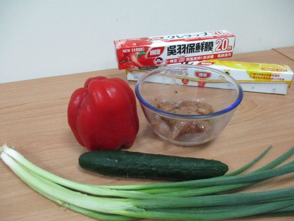 準備好所需要的食材:「楓康吳羽保鮮膜」30cm一卷 ;雞胸肉600g一盒, 紅甜椒半顆;小黃瓜一條; 葱一把~