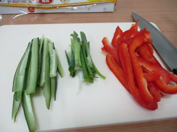 所有食材先洗淨都切成絲備用~