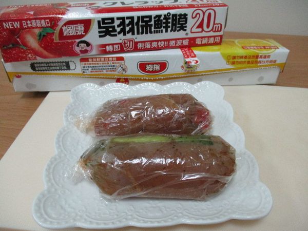 用楓康吳羽保鮮膜包緊備用~ 
平時有空可以多做一些喔~
( 雞肉捲的食材都可以自行變化喔~)