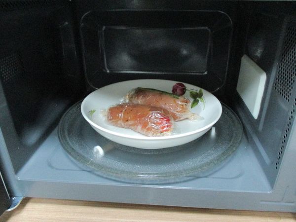 微波4分鐘, 讓它悶一下定型 ~
( 雞肉捲的食材都可以自行變化喔~)