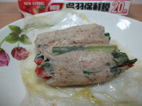 打開保鮮膜, 接著取出切片~