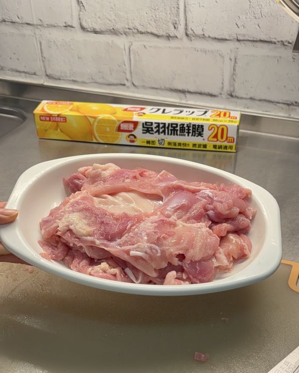好市多雞腿排厚度極度不一，若不預先處理，會導致捲不緊或中心不熟：
1.片開厚肉：
將雞腿排肉厚處（通常在中心）用刀橫向片開，但不要切斷，向外翻平。
2.斷筋平整：用刀尖輕剁白色筋膜處防止收縮，並用刀背輕輕敲打肉塊。
*目標：確保整塊雞腿排呈現均勻的厚度，這能保證蒸煮時熱度均勻傳導。