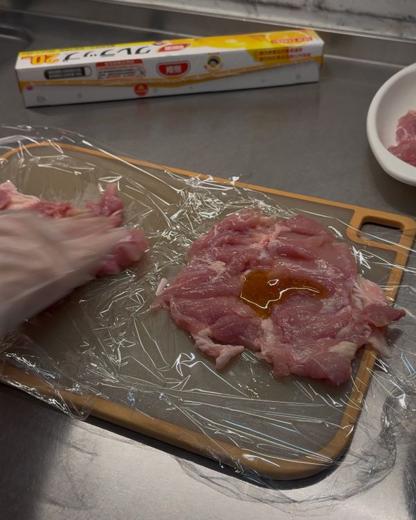 醃漬定味
1.將蜂蜜、蒜粉、鹽均勻抹在處理平整的雞肉面。
2.靜置 15-20 分鐘。蜂蜜中的果糖能讓雞肉在蒸煮後依然保持濕潤不乾柴。