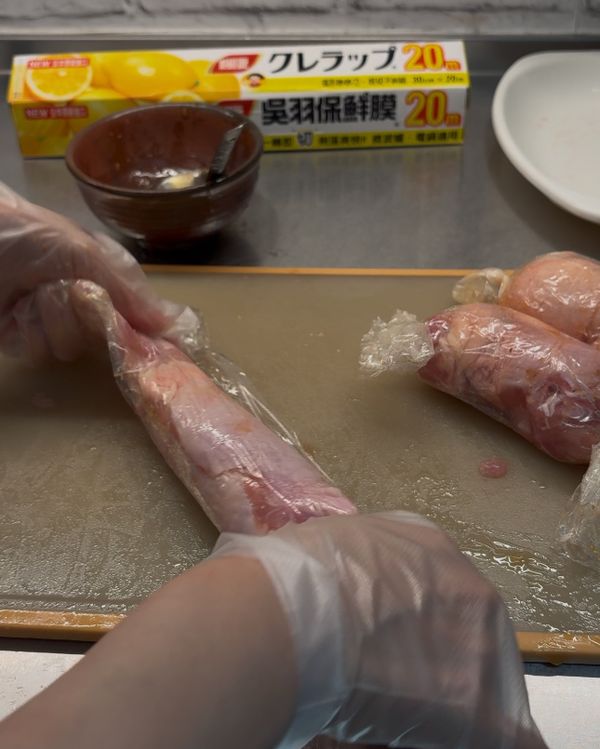 收尾：
兩端像糖果包裝一樣旋緊、打死結。