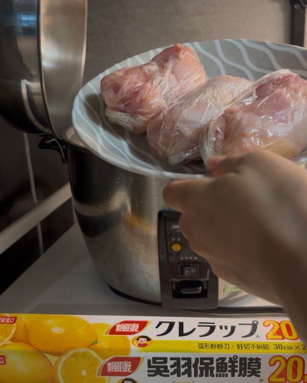 蒸煮與關鍵「悶」法
入鍋：放入盤中，電鍋外鍋放 1 杯水。
*悶熟（必做）：開關跳起後，嚴禁立刻開蓋。請繼續悶 10 分鐘，利用殘餘熱量讓厚實的雞腿排中心完全熟透，這是維持肉質軟嫩的秘密。