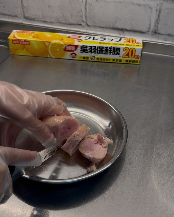 切片上菜
1.取出後靜置 5 分鐘再拆模，能保留更多肉汁。
2.切成約 1.5–2 公分的圓片，剛好適合孩子入口的大小。