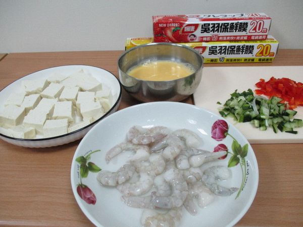 所有食材先洗淨~
先將豆腐切小塊, 洗淨蝦仁，去腸後放少許鹽和胡椒粉拌勻調味, 蛋打散加入1:2 的水備用~
切點蔥花及紅甜椒切丁作最後的裝飾~