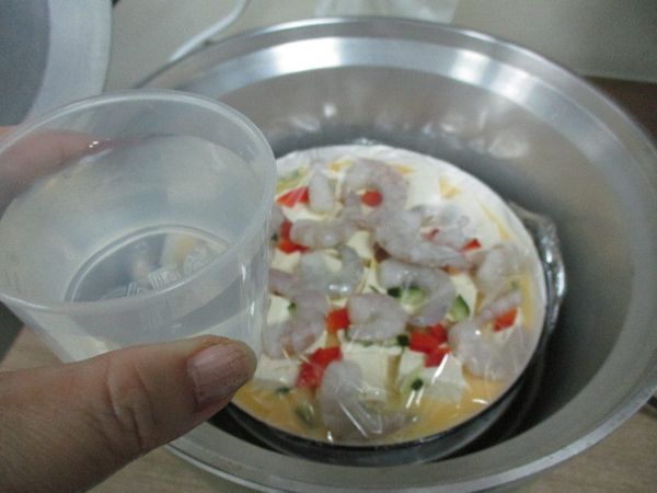 保鮮膜封好後留二邊各留一個縫，這樣可以不用在保鮮膜上搓洞，操作起來更省事~電鍋外鍋量杯1杯水~