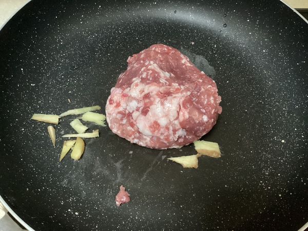 豬絞肉放鍋子煎出焦香味及煸出豬