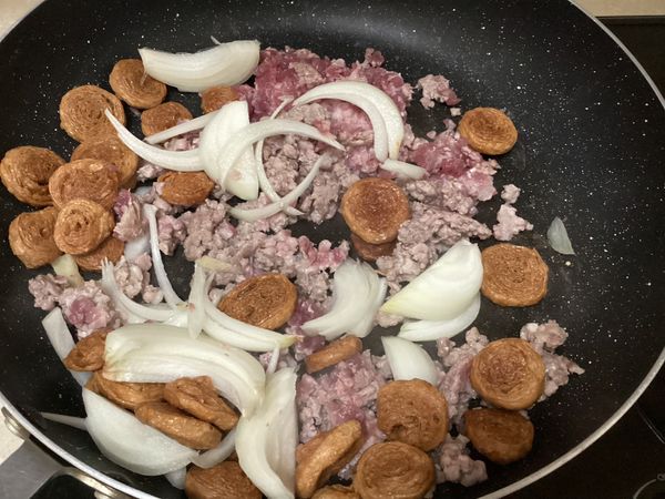 接著加入麵輪跟洋蔥煎出甜味