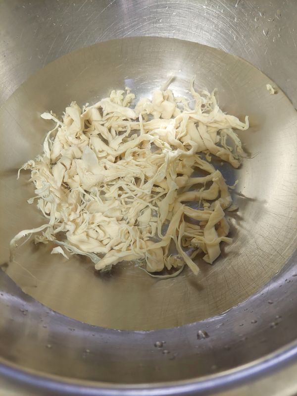 筍乾洗淨泡水，浸泡約30分鐘，此時可以先在一旁準備熱水，等一下汆燙筍乾用，新鮮筍絲不用做此步驟，洗淨在旁備著即可