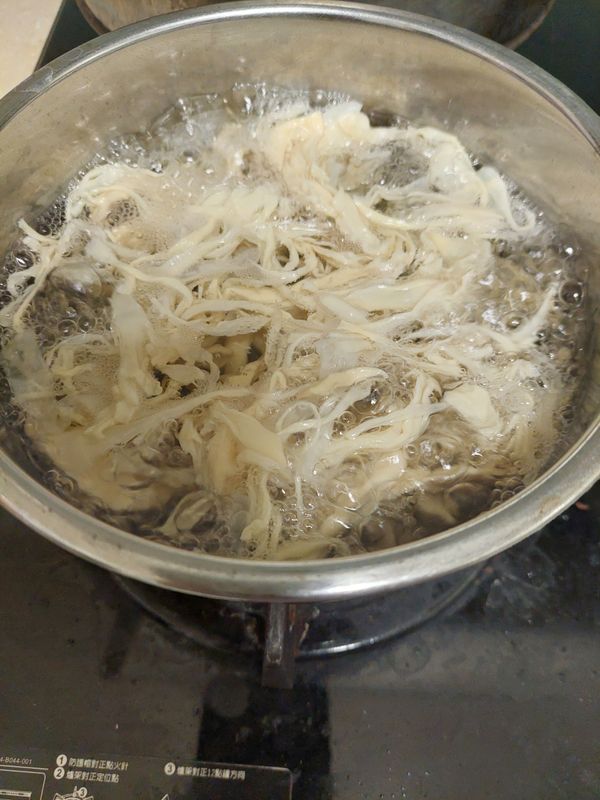 將泡好的筍乾入滾水燙約5~10分鐘，可以拿小塊試吃，去除酸味即可撈起備用!
