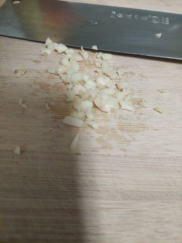 蒜頭切末備用，若喜辣者也可一同切辣椒備用~