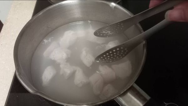 撈起後把雞肉丁也稍微燙一下，稍微燙過就能拿起來放涼