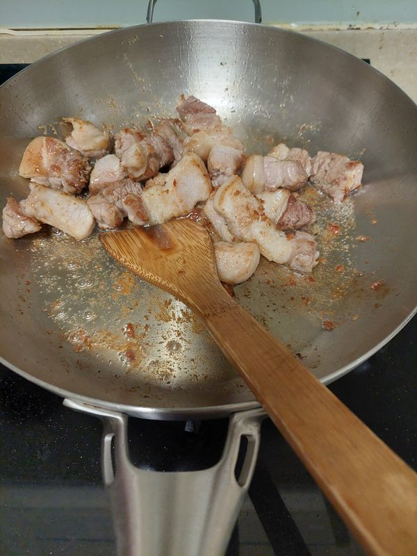 控肉下鍋煎至表面金黃，將油脂逼出，成品的控肉吃起來較不油膩~油都榨出來後可以將肉撈出，把鍋內過多的油處理掉，避免最後的醬汁油水過多，留少部分夠炒糖即可!