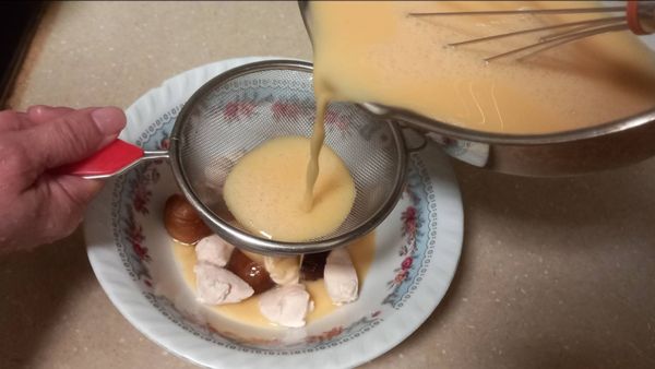 蛋液過篩倒入