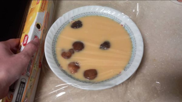 封上保鮮膜，將碗都封好