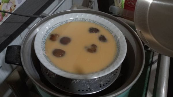 架高放入電鍋，外鍋大概放米杯7分~8分滿的水就可以蓋上蓋子開始蒸