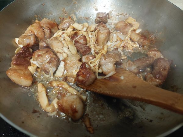 下筍乾/筍絲拌炒均勻
喜歡梅干控肉也可將筍乾替換成梅乾菜~