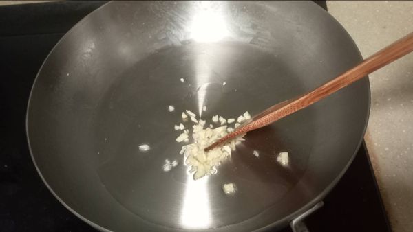 電鍋跳起後就能來準備後面的料
先加油把蒜末丟下去炒