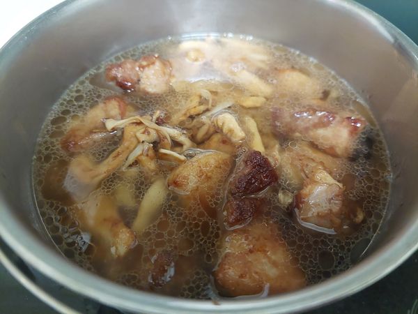 將拌炒好的所有材料倒入小鍋中，加水剛好蓋過食材，將剩下的調味料一同加入鍋內!