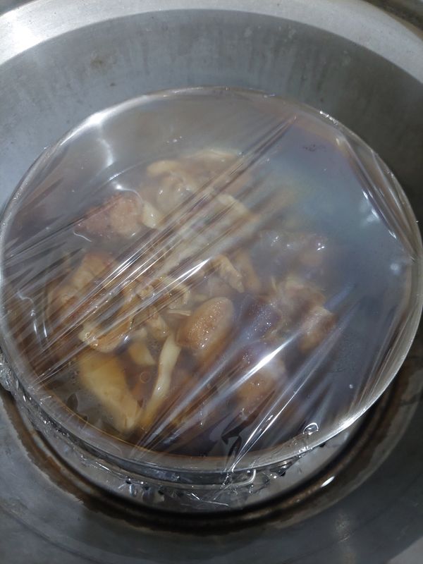 電鍋外鍋加入2.5杯水蒸煮，保鮮膜硬挺包覆性強，不怕碰到外鍋，耐高溫140度也不怕在電鍋蒸煮時產生不好的毒素~