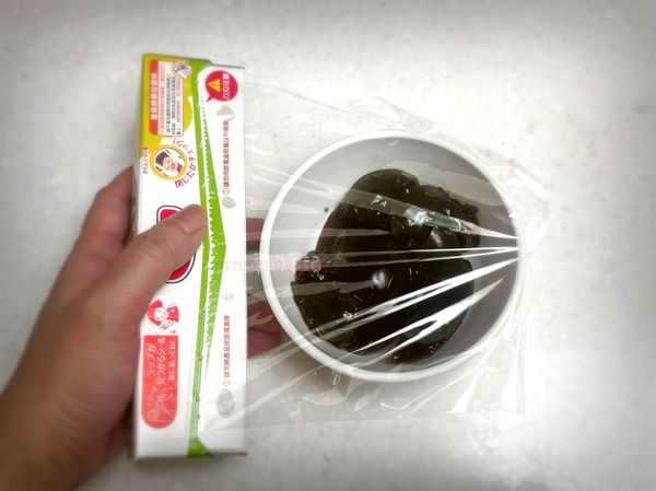 皮蛋剝殼、切小塊，放入可微波的碗中，封上保鮮膜後進微波爐，600W+1.5分鐘，讓皮蛋蛋黃比較成型，放涼備用
*皮蛋一定要剝殼切小塊後再微波，不然會在微波爐裡炸開喔！要小心！