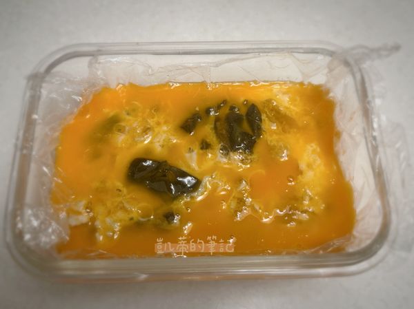 蛋黃打散，和米酒拌勻後，平均倒在凝固的蛋白上