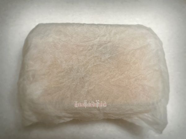 廚房紙巾用飲用水沾濕後擰半乾，蓋在容器上，進微波爐600W+2分鐘，直到全部都凝固