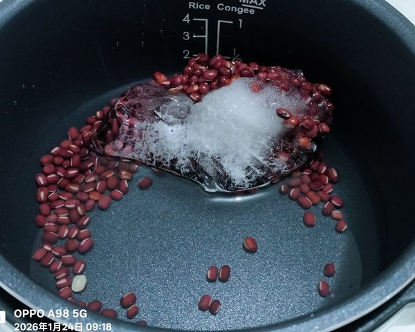 隔日取出放進壓力鍋內鍋
再加二米杯的清水