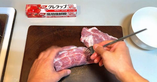 將洗乾淨的珠梅花肉，用叉子扎上許多小孔，以便醃料入味。