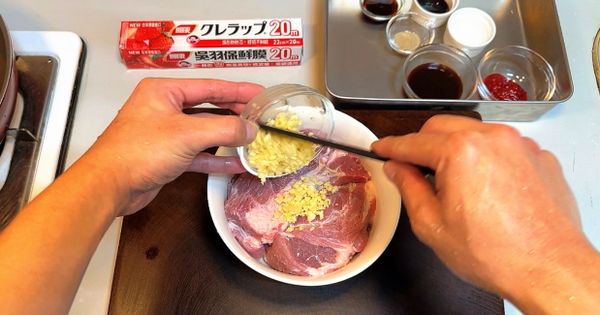 將蒜末、蜜汁烤肉醬、醬油、蠔油、鹽、紅麴醬、米酒、白胡椒粉，全部倒入醃肉碗。
