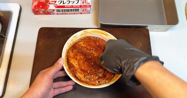 將醃料抓拌均勻，確實沾附豬梅花肉的每一面。