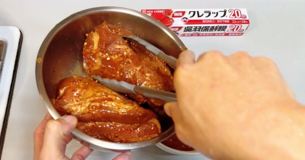 將醃好的梅花肉 連同醃醬，放入內鍋。