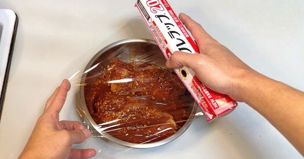 封上 楓康吳羽保鮮膜。
（ 楓康吳羽保鮮膜，有140度耐高溫 使用起來非常安心，楓康吳羽保鮮膜 蒸煮時，保留叉燒鮮美肉汁，也會避免蒸鍋水滴落內鍋，絕對是烹調好幫手。）