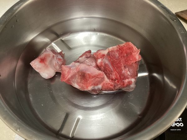 先將食材準備好，排骨先川燙去血水，準備進入下一個步驟