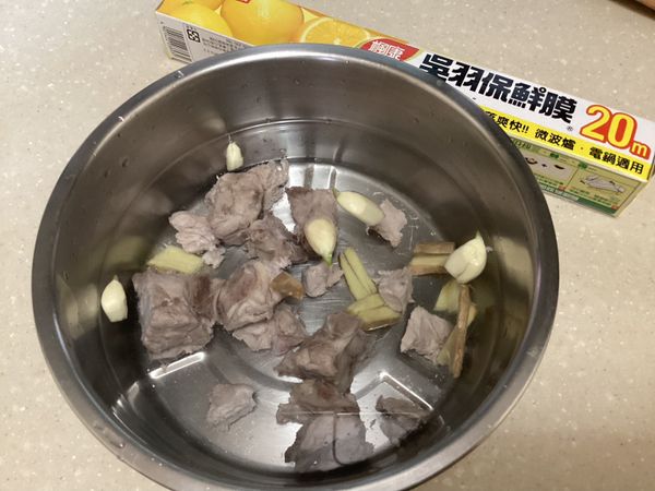 川燙好的排骨洗乾淨切小塊後放入另一放滿乾淨水的鍋子裡面，再加入薑片跟蒜頭
