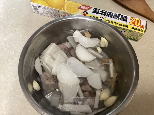 將菜頭切小塊後洗乾淨放入準備一起蒸煮