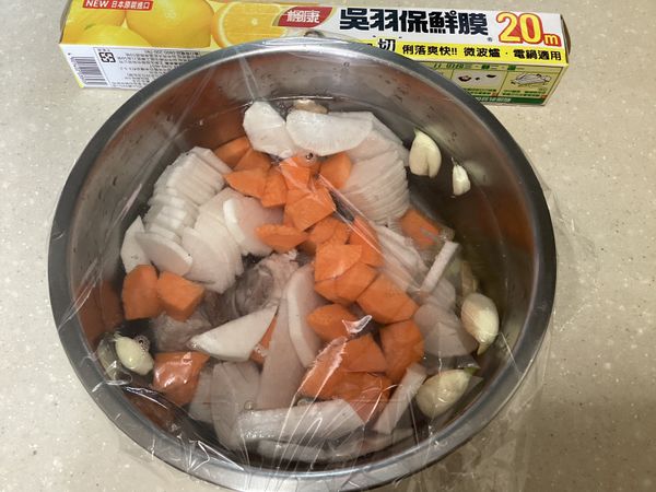 再將胡蘿蔔切小塊後一起放入鍋中，再用楓康吳羽保鮮膜封住準備放入電鍋蒸煮至熟囉!!